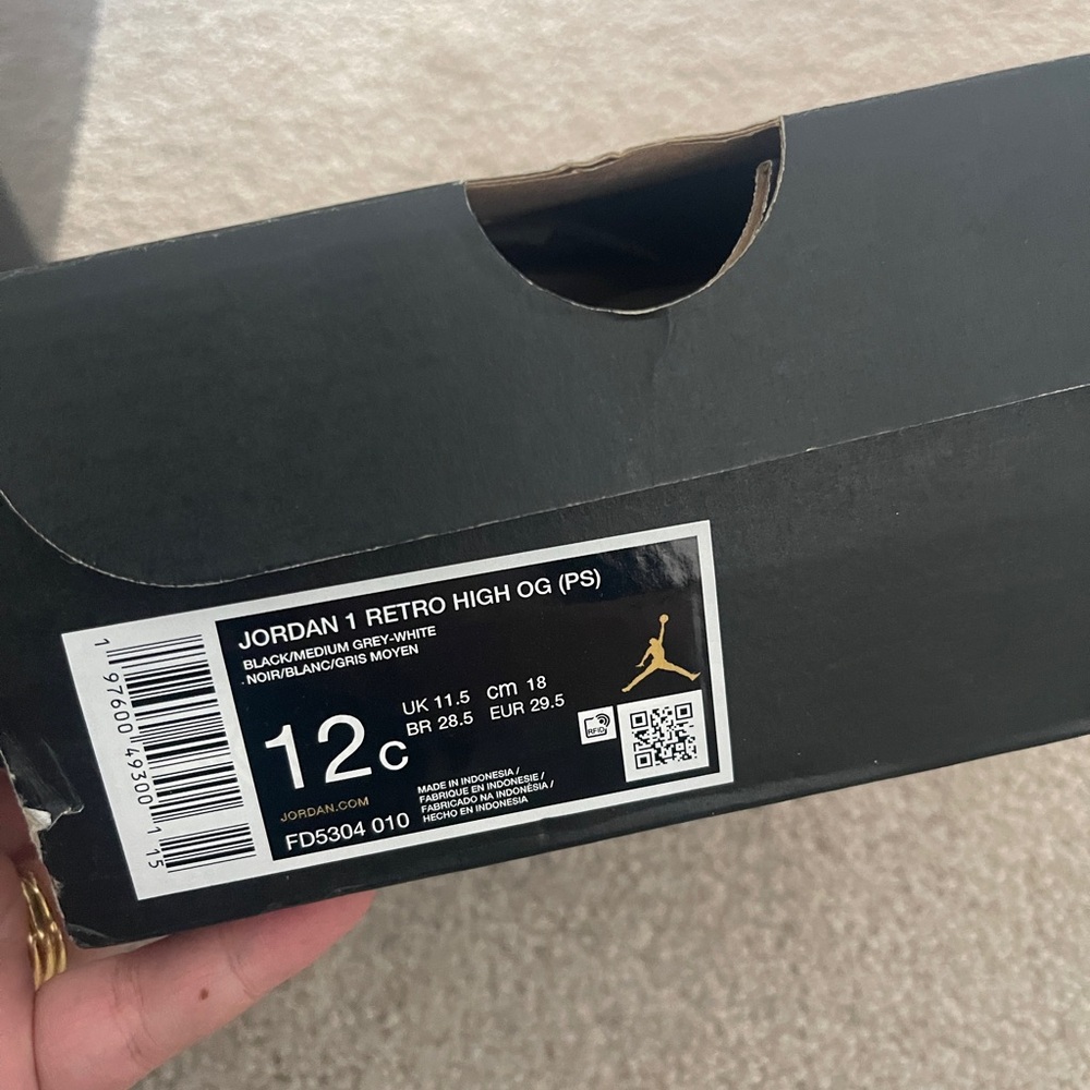 Jordan 1 Retro High OG Kids Black and Silver Sneakers - Picture 2 of 4
